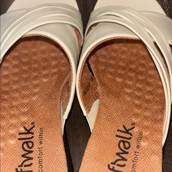 SoftWalk 5 Women's Tillman Bone White Slide Sandals - Picture 11 of 11